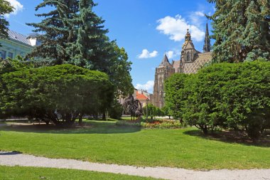 Slovakya 'nın Kosice şehrinde park alanı ve St. Elizabeth Katedrali. Bahar geldi.