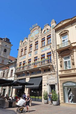Kosice, Slovakya - 26 Mayıs 2025: En eski restoranı ve ünlü Slavia oteli olan ortaçağ binası 