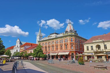 Kosice, Slovakya - 26 Mayıs 2025: Neo-Rönesans Andrassy Sarayı Aida Cafe ile Kosice 'nin ana caddesindeki zemin katta. Kosice, Slovakya 'nın Bratislava' dan sonra 555 bin 800 nüfuslu en büyük ikinci şehridir.