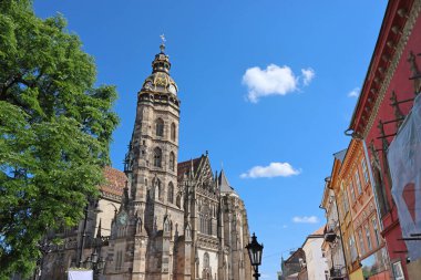 Slovakya 'nın Kosice kentindeki St. Elizabeth Katedrali (solda)