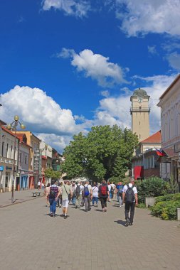 Poprad, Slovakya - 25 Mayıs 2024: Kasabanın ana caddesinde kimliği belirsiz turist