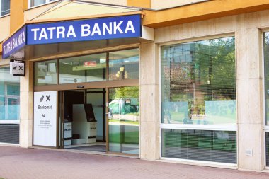 Poprad, Slovakya - 25 Mayıs 2024: Tatra Bankası (Tatra Bank) Poprad şubesi. Tatra banka Slovakya 'da bir ticari bankadır.