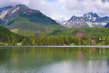 Strbske pleso, buzul kökenli pitoresk dağ gölü ve Slovakya 'nın High Tatras kentinde önemli bir turizm merkezi.