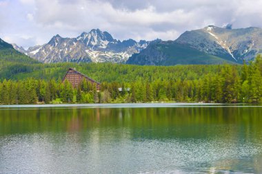 Strbske pleso, buzul kökenli pitoresk dağ gölü ve Slovakya 'nın High Tatras kentinde önemli bir turizm merkezi.