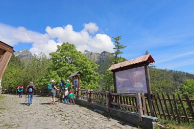 Hrebienok, Slovakya - 26 Mayıs 2024: Tanımlanamayan turistler Hrebienok 'u ziyaret ediyor - High Tatras' taki Stary Smokovec 'in üzerindeki tanınmış turizm merkezi