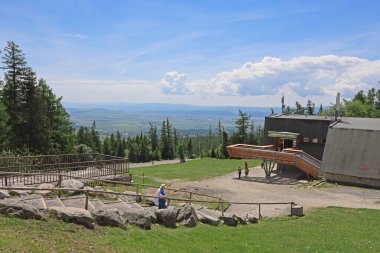 Hrebienok, Slovakya - 26 Mayıs 2024: Tanımlanamayan turistler Hrebienok 'u ziyaret ediyor - High Tatras' taki Stary Smokovec 'in üzerindeki tanınmış turizm merkezi