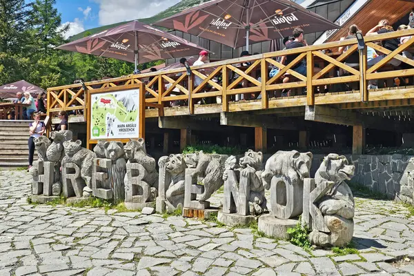 Hrebienok, Slovakya - 26 Mayıs 2024: Tahta ayılarla HRIBIENOK kelimesi