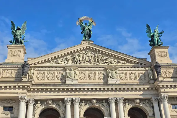 Solomiya Krushelnytska Lviv Devlet Akademik Tiyatrosu Opera ve Bale veya Lviv Opera, Lviv, Ukrayna. Ukrayna 'nın en büyük batı şehri ve kültür merkezlerinden biri olan Lviv' de yer alan bir opera binasıdır. Başlangıçta eski Mars üzerine inşa edilmiş.