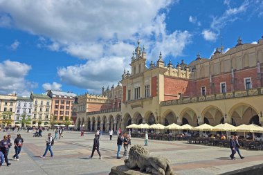 Krakow, Polonya - 26 Nisan 2025: Pazar meydanında kumaş pazarı