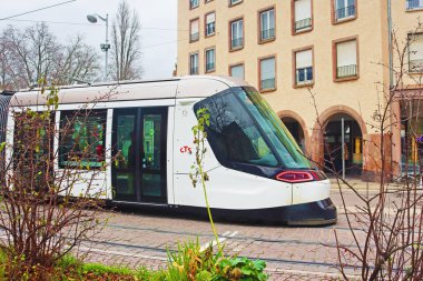 Strasbourg, Fransa - 21 Aralık 2023: Şehrin sokaklarındaki modern tramvay