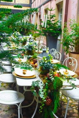 Geleneksel yarı keresteli ev olan Strasbourg, Fransa 'nın iç bahçesindeki pek çok görev için masa servisi yaptı.