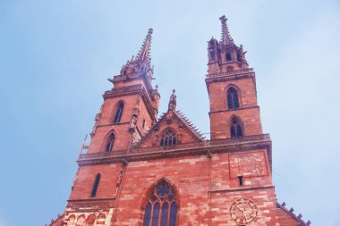 Basler Munster (Basel Minster Katedrali), Basel, İsviçre. Romantik ve Gotik tarzında 1019 ve 1500 yılları arasında inşa edilmiş.