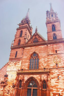 Basler Munster (Basel Minster Katedrali), Basel, İsviçre. Romantik ve Gotik tarzında 1019 ve 1500 yılları arasında inşa edilmiş.