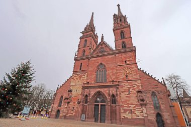 Basel, İsviçre - 22 Aralık 2023: Basler Munster (Basel Minster Katedrali). Romantik ve Gotik tarzında 1019 ve 1500 yılları arasında inşa edilmiş.