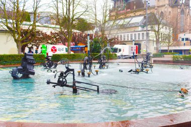 Basel, İsviçre - 22 Aralık 2023: İsviçre 'nin merkezindeki Karnaval Çeşmesi olarak da bilinen Tinguely çeşmesi. 1977 'de Jean Tinguely tarafından yaratıldı.