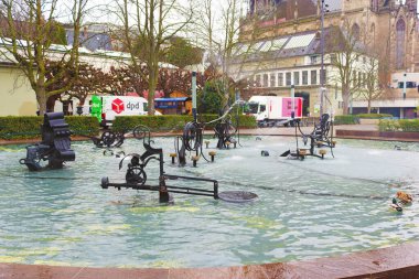 Basel, İsviçre - 22 Aralık 2023: İsviçre 'nin merkezindeki Karnaval Çeşmesi olarak da bilinen Tinguely çeşmesi. 1977 'de Jean Tinguely tarafından yaratıldı.