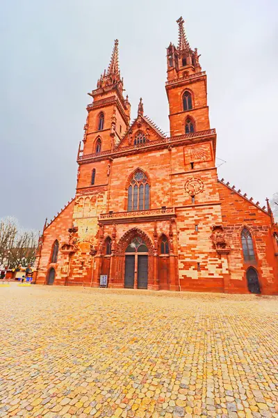 Basel, İsviçre - 22 Aralık 2023: Basler Munster (Basel Minster Katedrali). Romantik ve Gotik tarzında 1019 ve 1500 yılları arasında inşa edilmiş.