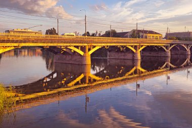 Güney Buh, Vinnytsia, Ukrayna üzerinden köprü. Gün batımı