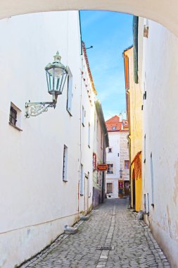 Cesky Krumlov, Çek Cumhuriyeti - 19 Aralık 2023: Dar sokaktan bir kemer yoluyla bakın