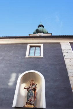 Bir heykeli olan Aziz Judoc Kilisesi cephesi, Cesky Krumlov, Çek Cumhuriyeti