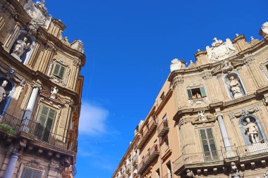 Palermo, İtalya 'daki Quattro Canti Meydanı' ndaki binalar.