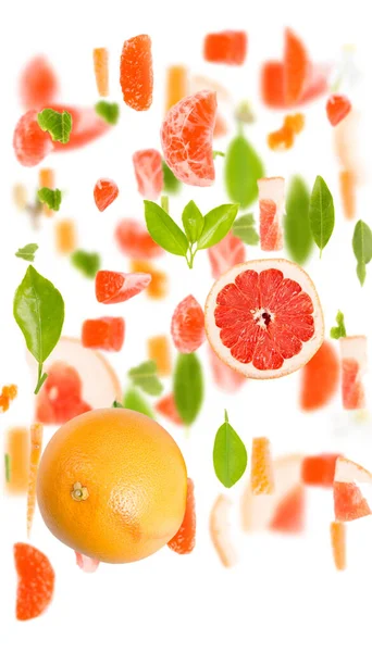 グレープフルーツの果実の部分 スライスと白に隔離された葉のコレクション — ストック写真