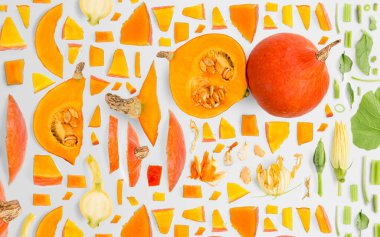 Balkabağı sebze parçası, dilim ve yaprak koleksiyonu. Düz, pürüzsüz soyut arkaplan.