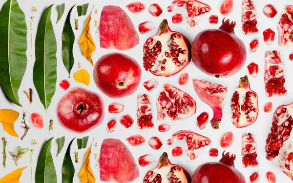 Granatapfelfruchtstück Scheiben Und Blattsammlung Flacher Nahtloser Abstrakter Hintergrund — Stockfoto