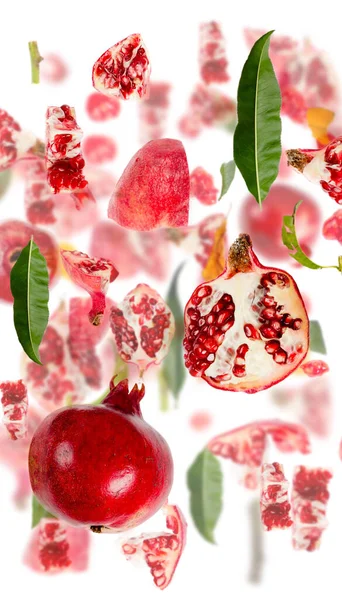 Granátová Jablka Kousky Ovoce Plátky Listy Sbírka Izolované Bílém — Stock fotografie
