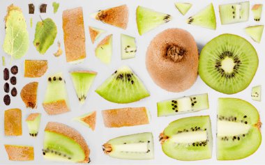 Kivi meyvesi, dilimleme ve yaprak koleksiyonu. Düz, pürüzsüz soyut arkaplan.