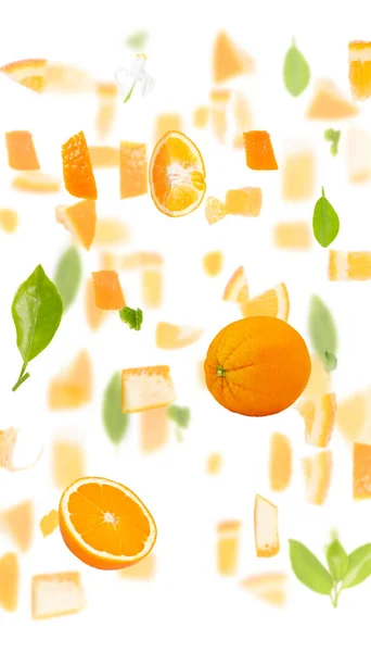 橙子片 切片和叶子采集 在白色上分离 — 图库照片