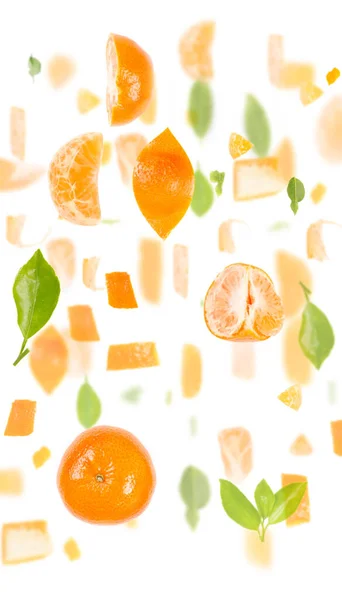 Kawałek Mandarynek Owoców Plasterki Kolekcja Liści Izolowane Białym — Zdjęcie stockowe