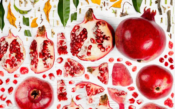 Φρούτο Ροδιού Φέτα Και Συλλογή Φύλλων Επίπεδη Lay Απρόσκοπτη Αφηρημένη — Φωτογραφία Αρχείου