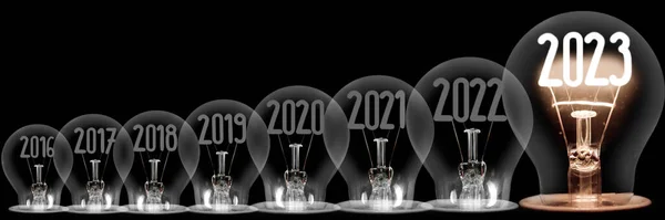 Pozioma Grupa Świecących Żarówek Włóknem Kształcie Nowego Roku 2023 Ciemne — Zdjęcie stockowe