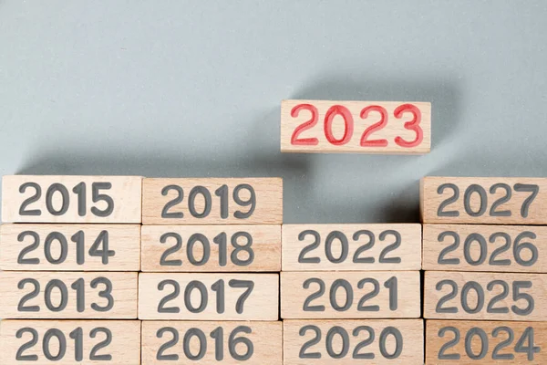 Zdjęcie Drewnianych Bloków Szarymi Numerami Czerwoną Liczbą 2023 Nadrukiem Drewnianej — Zdjęcie stockowe
