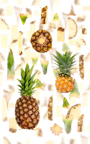 Abstracte Achtergrond Gemaakt Van Stukjes Ananas Fruit Plakjes Blaadjes Geïsoleerd — Stockfoto