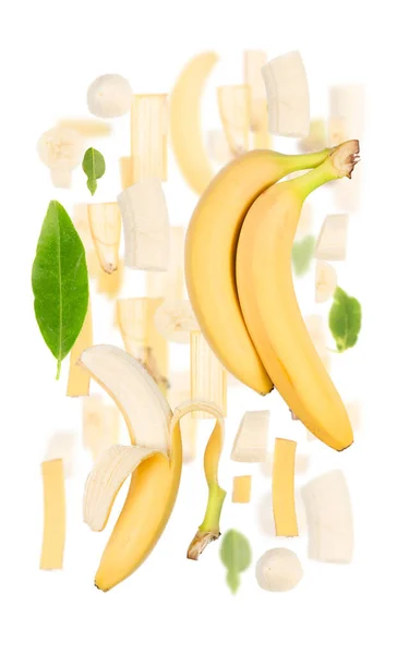 Abstrakt Bakgrund Gjord Bananfrukt Bitar Skivor Och Blad Isolerade Vit — Stockfoto