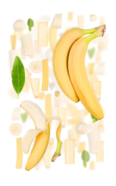 香蕉果片 片片和叶子在白色上隔离制成的文摘背景 — 图库照片