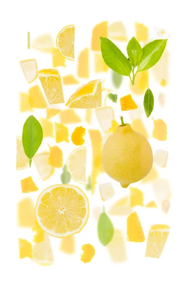 Abstrakcyjne Tło Wykonane Kawałków Owoców Cytryny Plasterków Liści Wyizolowanych Białym — Zdjęcie stockowe