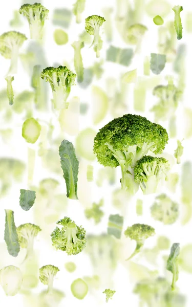 ブロッコリーの野菜片 スライス 葉からなる抽象的な背景は白で隔離されている — ストック写真