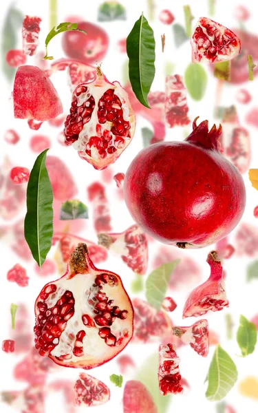 Abstraktní Pozadí Granátového Jablka Kousky Ovoce Plátky Listy Izolované Bílém — Stock fotografie