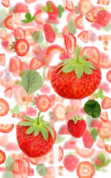Abstrakter Hintergrund Aus Erdbeerfruchtstücken Scheiben Und Blättern Isoliert Auf Weiß — Stockfoto