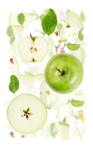 緑のリンゴの実片 スライス 葉からなる抽象的な背景は白で隔離されている — ストック写真