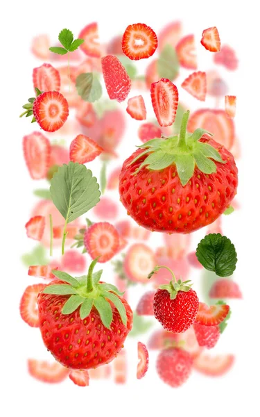 Abstrakter Hintergrund Aus Erdbeerfruchtstücken Scheiben Und Blättern Isoliert Auf Weiß — Stockfoto