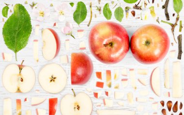 Elmalı meyve parçası, dilimleme ve yaprak koleksiyonu. Düz, pürüzsüz soyut arkaplan.