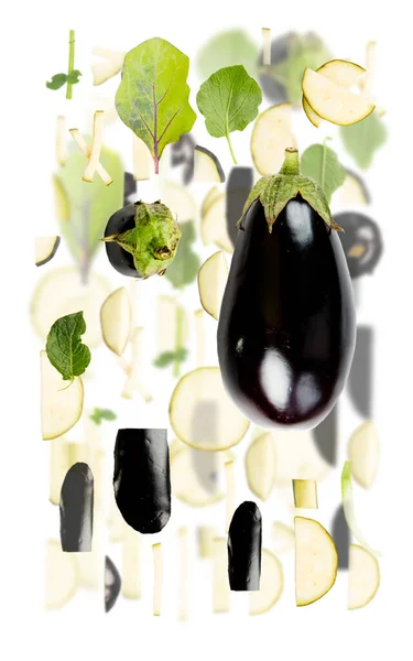 Abstraktní Pozadí Lilku Zeleninového Kousky Plátky Listy Izolované Bílém — Stock fotografie