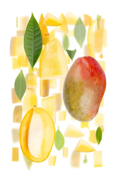 マンゴーの果実片 スライス 葉を白に分離した抽象的な背景 — ストック写真
