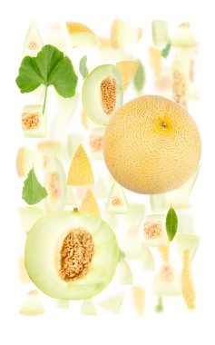 Şeker kavunu meyve parçaları, dilimler ve yapraklardan oluşan soyut arkaplan beyaz üzerine izole edilmiş.