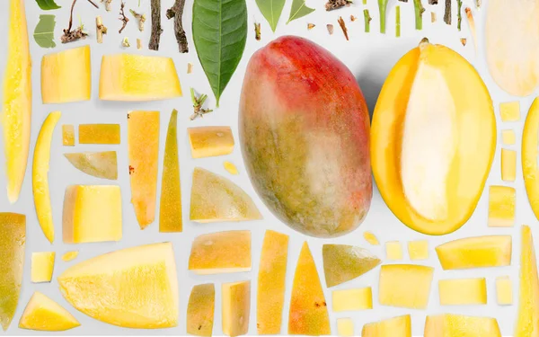 Abstrakt Bakgrund Gjord Mango Frukt Bitar Skivor Och Blad Isolerade — Stockfoto