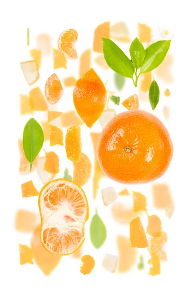 Abstraktní Pozadí Kousky Ovoce Mandarinky Plátky Listy Izolované Bílém — Stock fotografie